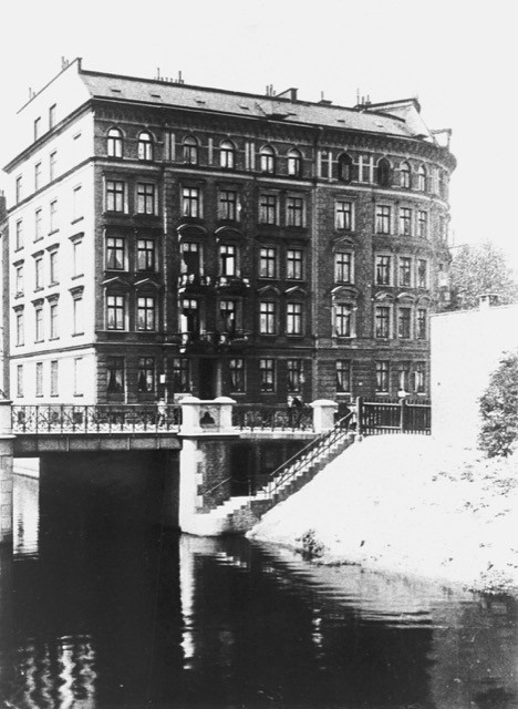 Sonninstraße, Blick über den Nordkanal, rechts die runde Häuserecke Spaldingstraße, ca. 1930.