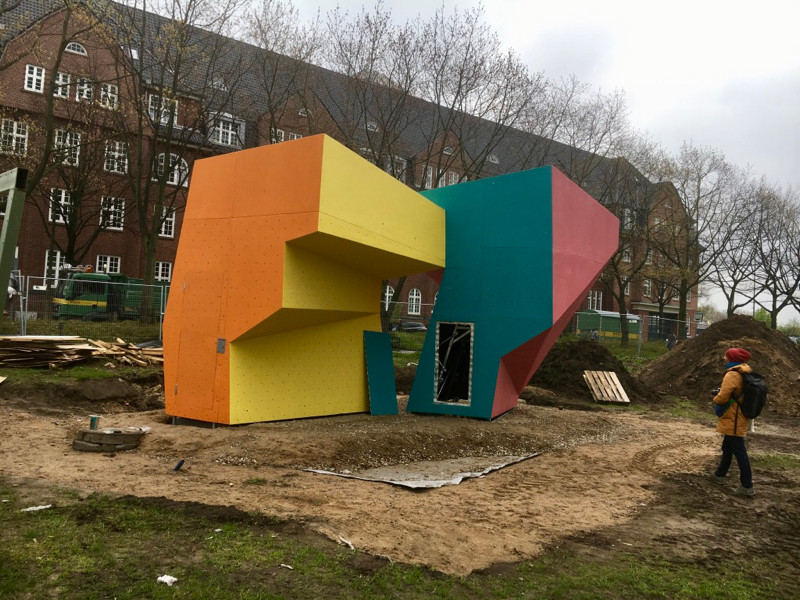 Somos Rubén Jódar begutachtet den gerade aufgestellten Boulderfelsen Kletteorit