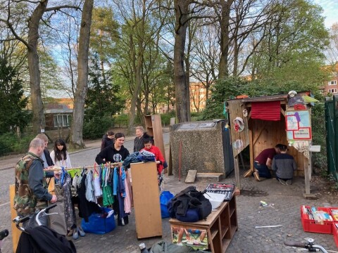 Umzug der Fairschenkbox am Haus der Jugend