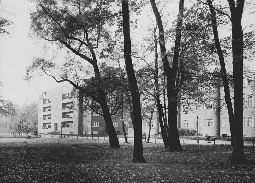 Blick auf die neugebauten Häuser an der Nordseite des Elisabethgehölzes, 1929.